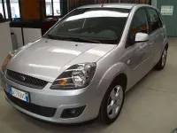 Usata Ford Fiesta Titanium 68 CV (50 kW) 2007 Argento Utilitaria
