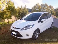 Usata Ford Fiesta Business Edition 70 CV (51 kW) 2012 Bianco Utilitaria