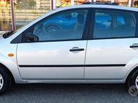 Usata Ford Fiesta 73 CV (53 kW) 2004 Grigio Utilitaria