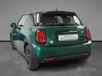 Usata Mini Cooper SE Classic 75 kW (102 CV) 2023 Verde / metallizzato Utilitaria