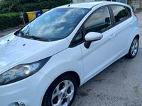 Usata Ford Fiesta 97 CV (71 kW) 2012 Bianco Utilitaria