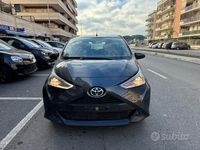 Usata Toyota Aygo Connect Style 72 CV (52 kW) 2021 Grigio Utilitaria