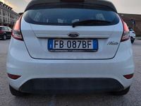 Usata Ford Fiesta 80 CV (58 kW) 2015 Bianco Berlina