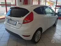 Usata Ford Fiesta 82 CV (60 kW) 2009 Bianco Utilitaria