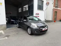 Usado Toyota Yaris Sol 100 CV (73 kW) 2011 Gris Utilitario