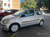 Usata Toyota Yaris 87 CV (63 kW) 2002 Grigio Utilitaria