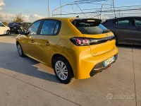 Usata Peugeot 208 Active 75 CV (55 kW) 2023 Giallo faro (metallizzato) Utilitaria