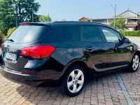 Usata Opel Astra 110 CV (80 kW) 2011 Nero Station wagon
