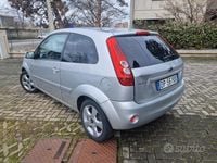 Usata Ford Fiesta Ghia 67 CV (49 kW) 2008 Grigio Utilitaria