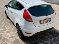 Usata Ford Fiesta 70 CV (51 kW) 2011 Bianco Berlina