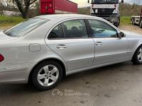 Usata Mercedes E220 Elegance 150 CV (110 kW) 2003 Argento Berlina
