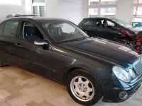 Usata Mercedes E220 Avantgarde 150 CV (110 kW) 2003 Blu Berlina