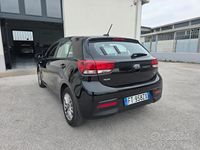 Usado Kia Rio Active 77 HP (56 kW) 2019 Preto Sedan