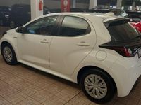 Usata Toyota Yaris Hybrid Active 73 CV (53 kW) 2020 Bianco Berlina
