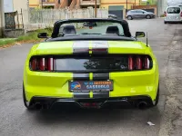 Usata Ford Mustang Convertible 317 CV (233 kW) 2017 Verde fluo camaleonte Cabrio