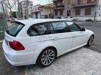 Begagnad BMW 318 143 HK (105 kW) 2010 Vit Kombi