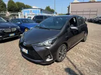 Usata Toyota Yaris Hybrid Style 73 CV (53 kW) 2018 Grigio scuro Berlina