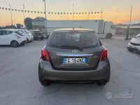 Usata Toyota Yaris Lounge 69 CV (50 kW) 2017 Grigio Berlina