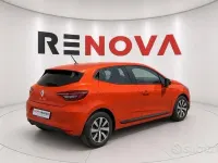 Usata Renault Clio V Equilibre 101 CV (74 kW) 2023 Arancione Berlina