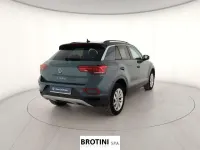 Usata VW T-Roc Life 110 CV (80 kW) 2023 Blu SUV