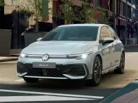 Nuova VW Golf VIII R-line Plus 150 CV (110 kW) 2026 Crystal ice blue metallizzato Berlina