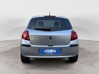 Usado Renault Clio II LE 85 CV (62 kW) 2008 Plateado Berlina