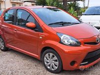 Usata Toyota Aygo Connect Style 67 CV (49 kW) 2013 Arancione Utilitaria