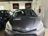 Usata Toyota Yaris Hybrid Lounge 75 CV (55 kW) 2013 Grigio Berlina