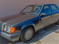Usata Mercedes E200 122 CV (89 kW) 1987 Nero Berlina