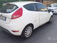 Begagnad Ford Fiesta 75 HK (55 kW) 2010 Vit Sedan