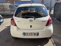 Usata Toyota Yaris Sol 69 CV (50 kW) 2011 Bianco Utilitaria