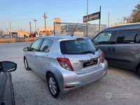 Usata Toyota Yaris 90 CV (66 kW) 2013 Grigio Utilitaria