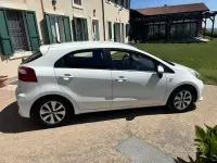 Käytetty Kia Rio 75 HP (55 kW) 2015 Valkoinen Sedan