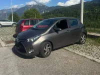 Usata Toyota Yaris Hybrid Active 73 CV (53 kW) 2016 Grigio Berlina