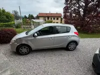 Usado Hyundai i20 78 HP (57 kW) 2010 Cinzento Citadino
