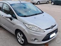 Usata Ford Fiesta 70 CV (51 kW) 2013 Grigio Utilitaria