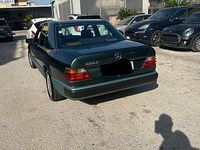 Usata Mercedes E200 122 CV (89 kW) 1991 Verde Berlina