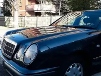 Usata Mercedes E200 Elegance 136 CV (100 kW) 1996 Blu Berlina