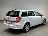Usata Opel Astra 110 CV (80 kW) 2009 Bianco Station wagon