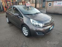 Usata Kia Rio 75 CV (55 kW) 2012 Marrone Berlina