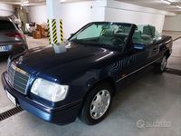 Usata Mercedes E200 136 CV (100 kW) 1994 Blu Cabrio