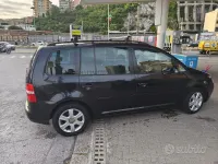 Käytetty VW Touran 105 HP (77 kW) 2006 Musta Tila-auto