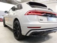 Usata Audi Q8 Sport 340 CV (250 kW) 2022 Grigio gesso SUV
