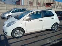 Usata Toyota Yaris 69 CV (50 kW) 2010 Bianco Utilitaria