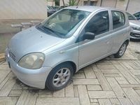 Usata Toyota Yaris 68 CV (50 kW) 2001 Grigio Berlina