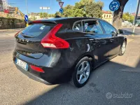 Usata Volvo V40 Momentum 120 CV (88 kW) 2017 Nero Berlina