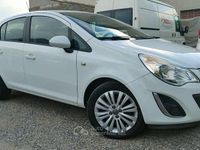Usata Opel Corsa Cosmo 95 CV (69 kW) 2011 Bianco / pastello Berlina