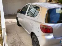 Usata Toyota Yaris Sol 68 CV (50 kW) 2000 Argento Berlina