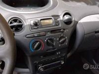 Begagnad Toyota Yaris 68 HK (50 kW) 2002 Grå Halvkombi