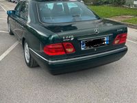 Usata Mercedes E220 Avantgarde 1996 Verde Berlina